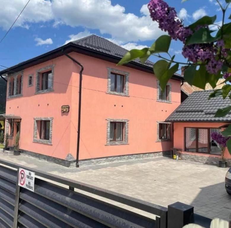 Tòa nhà nơi chỗ nghỉ nhà dân tọa lạc