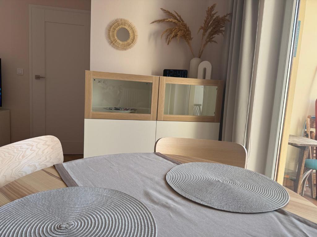 a living room with a table and a tv at Apartament Przy Palmiarni in Wałbrzych