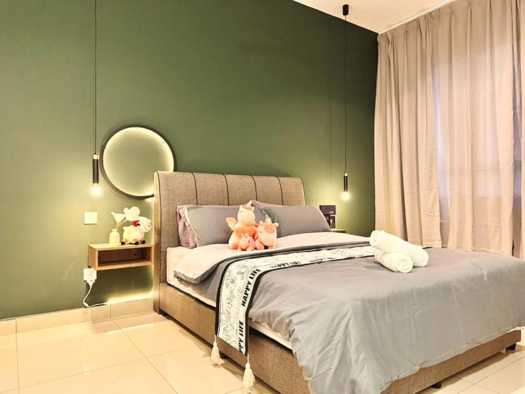 En eller flere senge i et værelse på Modern Seremban Bayu Temiang 3BR Apartment-New