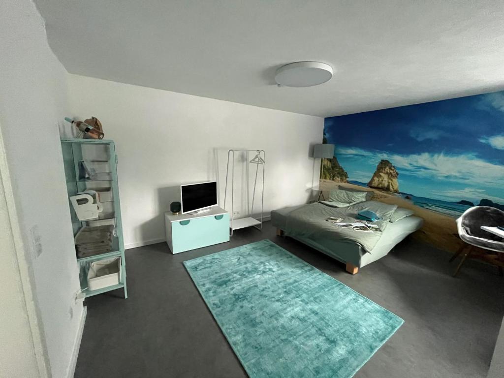a room with a bedroom with a bed and a television at Moderne Unterkunft mit Wellnessflair in Bodelshausen
