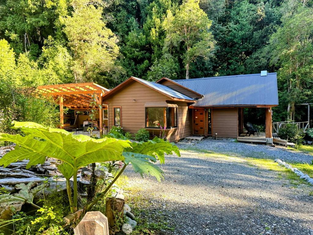 una cabina in mezzo a una foresta di Cabañas Alto del Bosque a Coñaripe