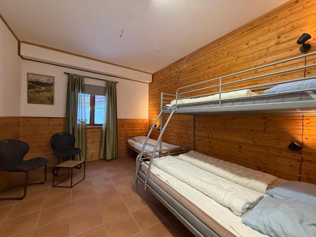 een slaapkamer met twee stapelbedden en een bureau bij Kolbackens Camping & Stugby in Åsarna