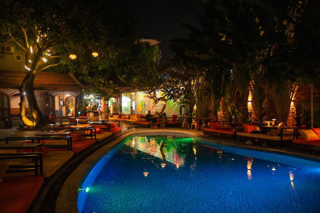 a swimming pool at a hotel at night at Wow Tam Coc Homestay in Vũ Lâm