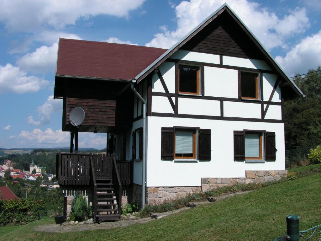 ドゥシュニキ・ズドルイにあるIdylla - Cottage in Lower Silesiaの褐色の屋根の白い家