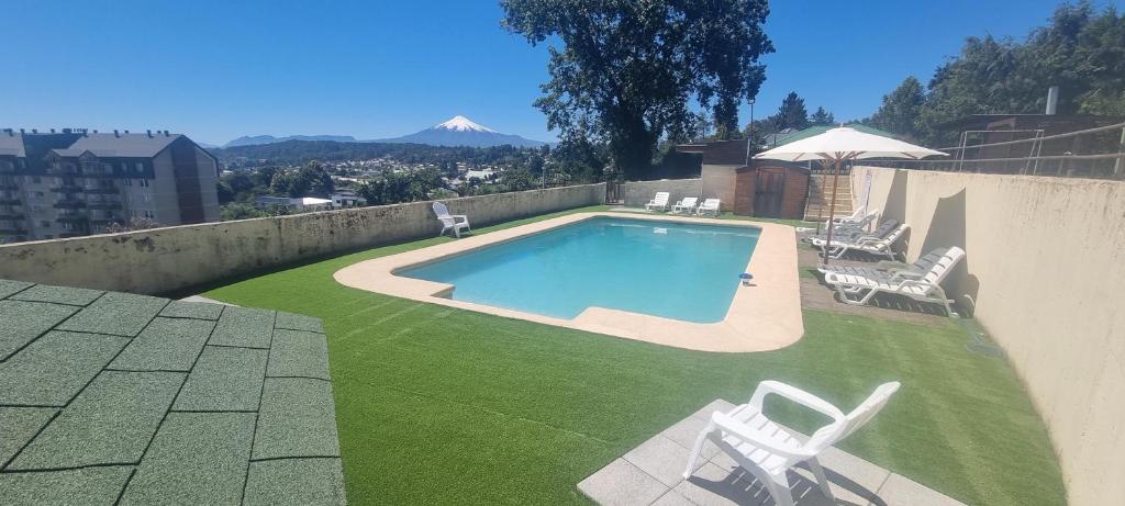 Bazén v ubytování Departamento Villarrica Vista al Lago y Volcanes nebo v jeho okolí