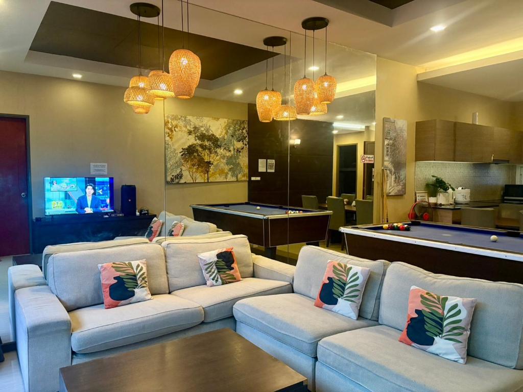 een woonkamer met banken en een pooltafel bij Home to my heart pool villa in Jomtien Beach