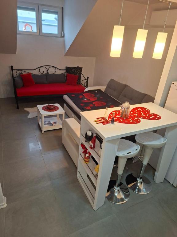 een kleine kamer met een bed en een tafel bij Studio apartman Laura in Vinkovci