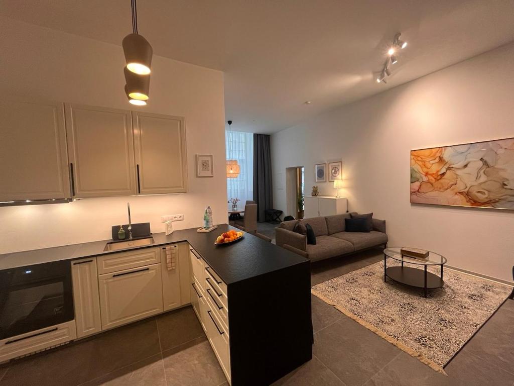 Kuchyň nebo kuchyňský kout v ubytování Family Suite Nr 1 - J26 LUXURY APARTMENT, Jauniela 26 Old Riga - Great Location - 2 Bedrooms - 85 m2