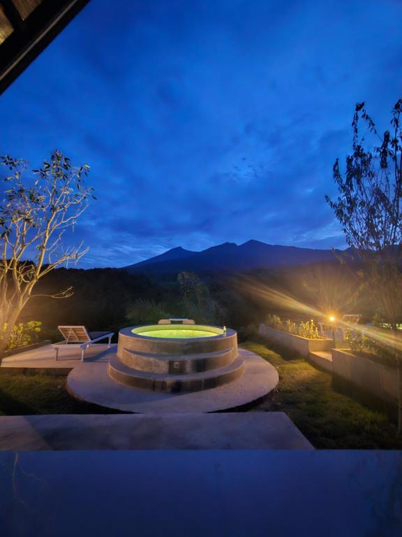 Nespecifikovaný výhled na hory nebo výhled na hory při pohledu z hotelu