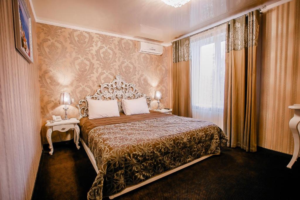 a bedroom with a large bed in a room at Aristokrat in Vinnytsya
