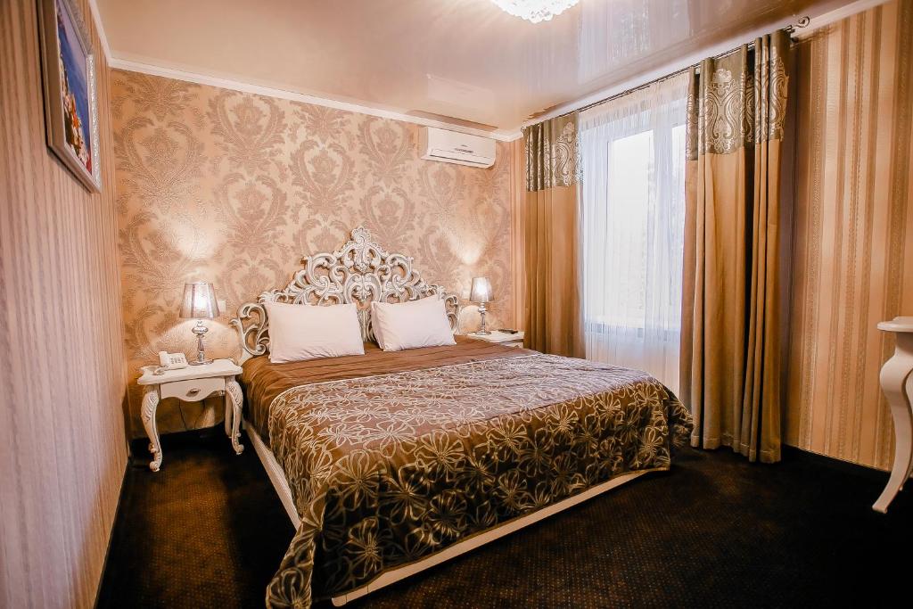 - une chambre avec un grand lit dans l'établissement Aristokrat, à Vinnytsia