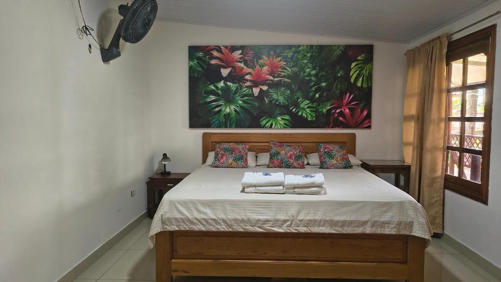 莱蒂西亚Kanaq Hotel Tours的卧室里有一张床，床上放着两条毛巾。