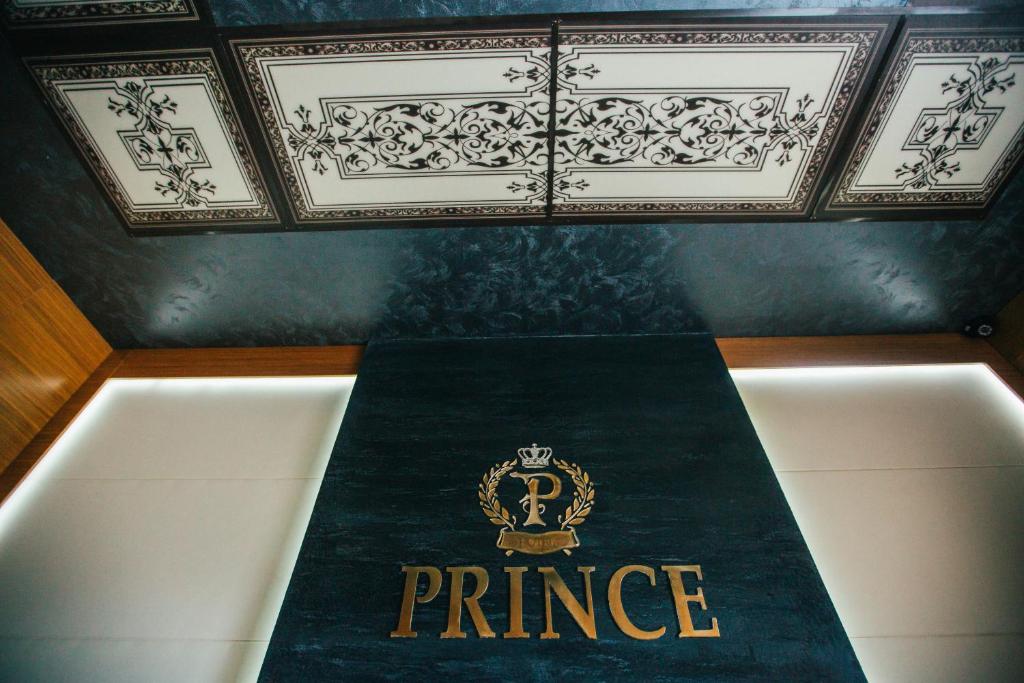 Certifikát, hodnocení, plakát nebo jiný dokument vystavený v ubytování Prince