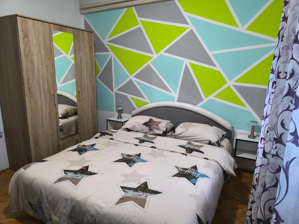 una camera da letto con un letto con stelle sopra di Jednosoban stan centar Ela, a Pirot