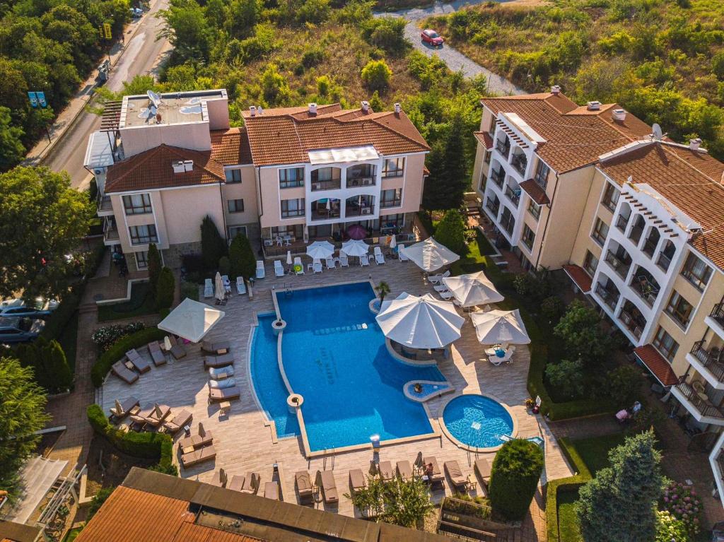een luchtfoto van een huis met een zwembad bij Paradise Bay D8 Apartment in Sozopol