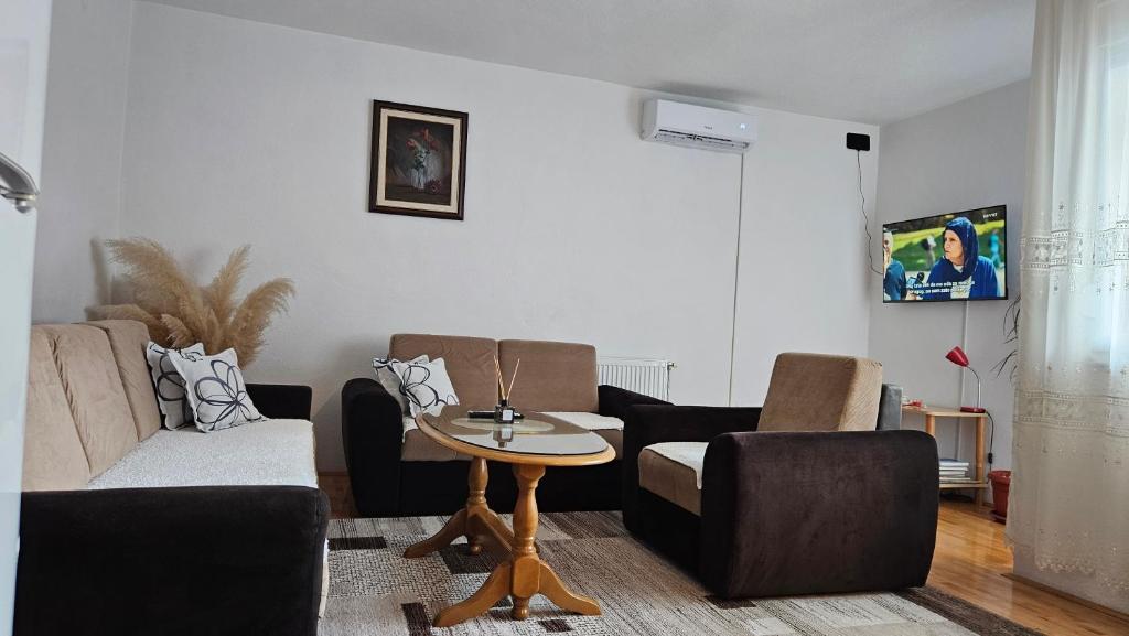 een woonkamer met een bank en een tafel bij Apartman stan Konjic in Konjic