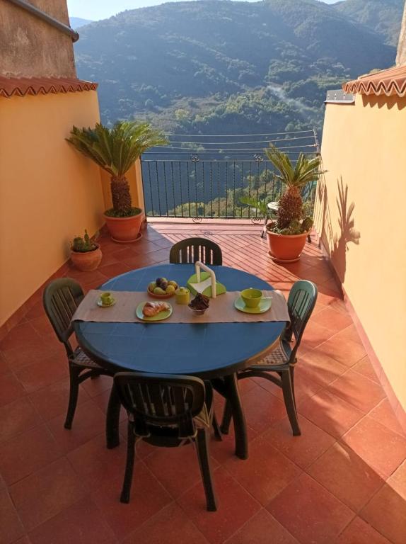 a table and chairs on a patio with a view at comodo e rilassante in Ucria