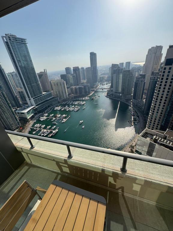 Sky-High Luxury 1BR Best Views of Dubai Marina Emaar 39th Floor, Dubai ...