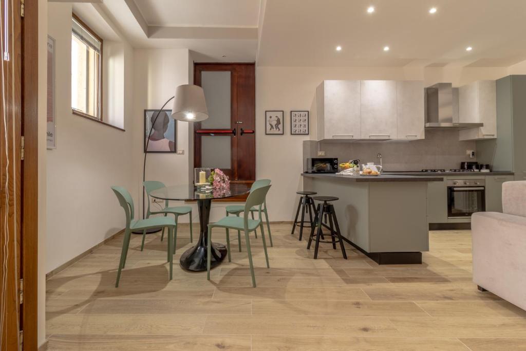 eine Küche und ein Wohnzimmer mit Tisch und Stühlen in der Unterkunft Loft Altobelli in Rieti