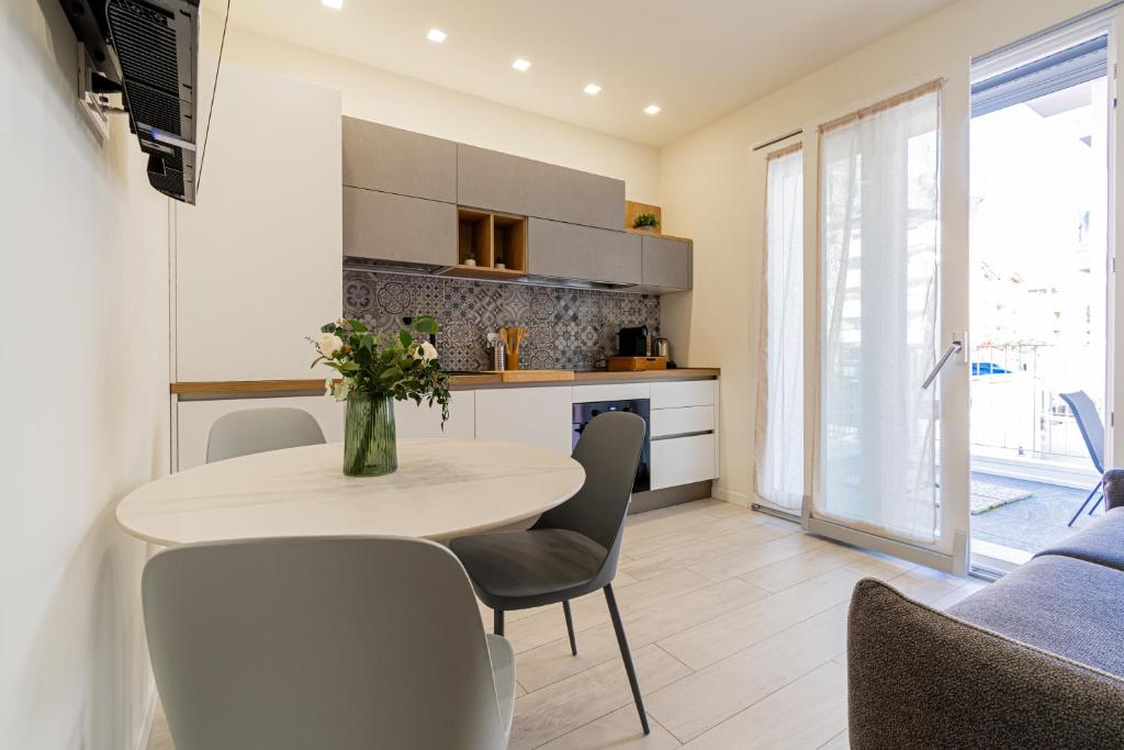 a kitchen and dining room with a table and chairs at Residenza Aloe in Boario Terme