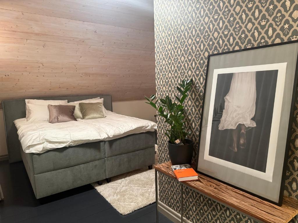 a bedroom with a bed and a picture and a plant at Arabella in Rakvere