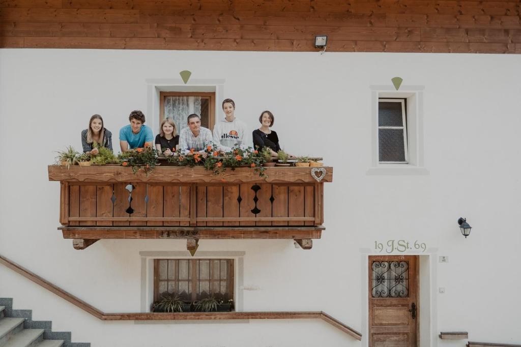 a group of people standing on a balcony at Gogererhof App Maria in Racines
