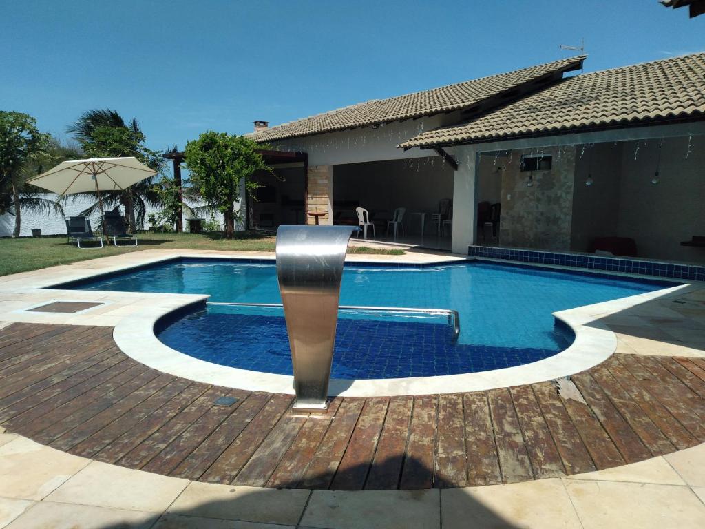 ein Swimmingpool vor einem Haus in der Unterkunft Pousada Melk Beach in Luis Correia
