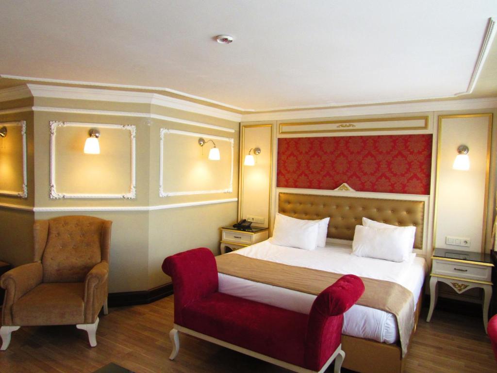 Habitación de hotel con cama y silla en Kadikoy Park Suites en Estambul