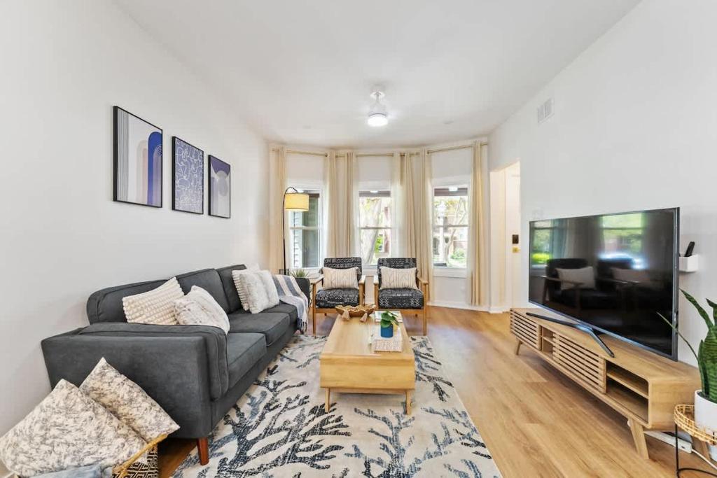 a living room with a couch and a tv at New 10-min to Downtown in Oak Park
