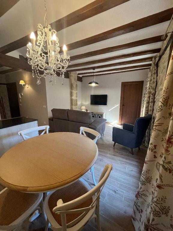 a dining table and chairs in a living room at Encanto de Valderrobres in Valderrobres