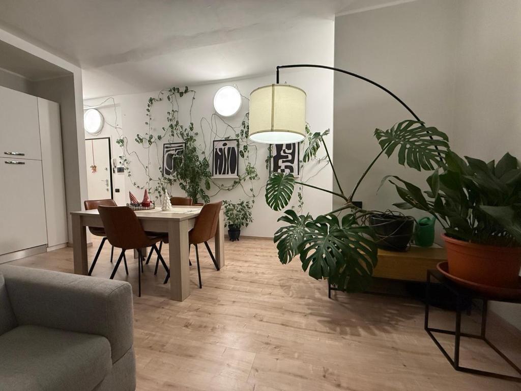 a living room with a table and lots of plants at Como's Hill Apartments in Lipomo