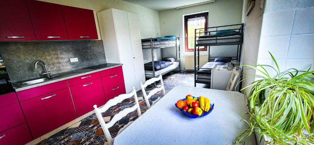 een keuken met een tafel met daarop een schaal fruit bij Nertha, die Ferienwohnung in Uslar