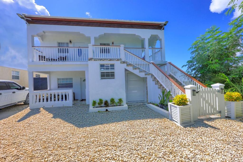 Ocean View Hillside Apartment