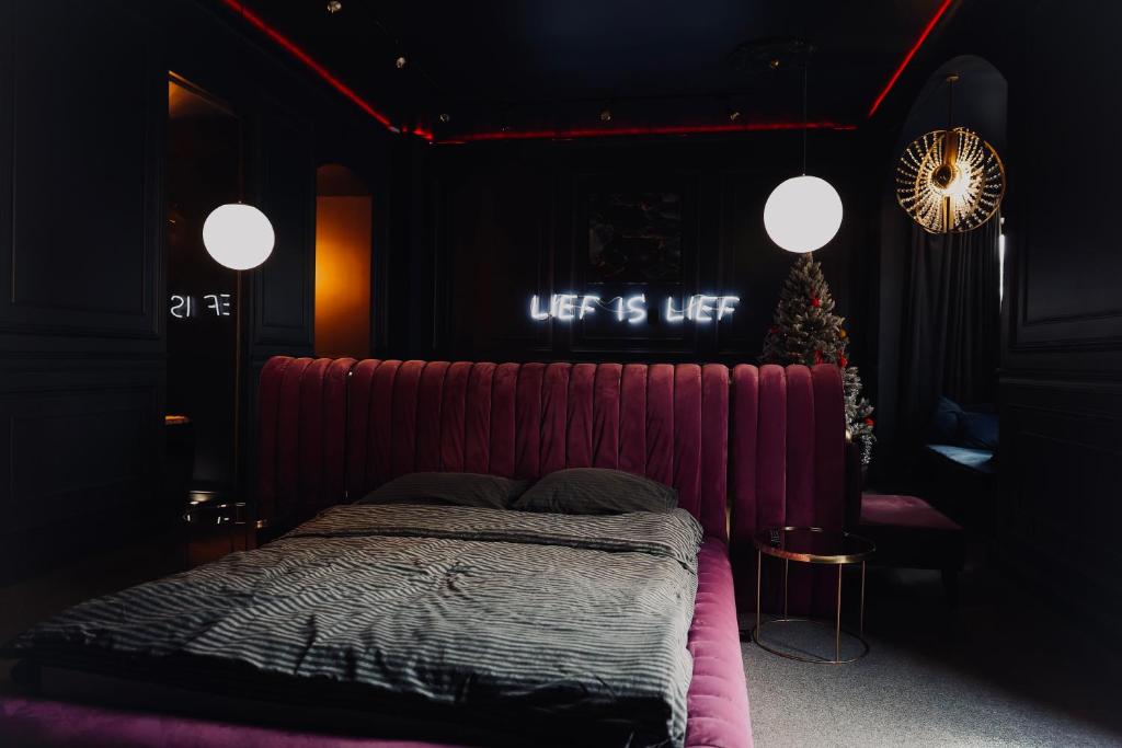 En eller flere senge i et værelse på Kobilyanska Street Luxury Suites