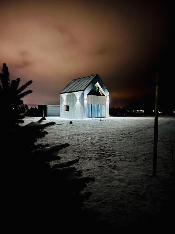 a white barn on the beach at night at Stodoła Na Widoku z Balią in Radków