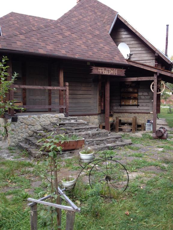 ein altes Haus mit einem Fahrrad davor in der Unterkunft Country house Fuzhn "Будиночок гедоніста" in Tukhlya