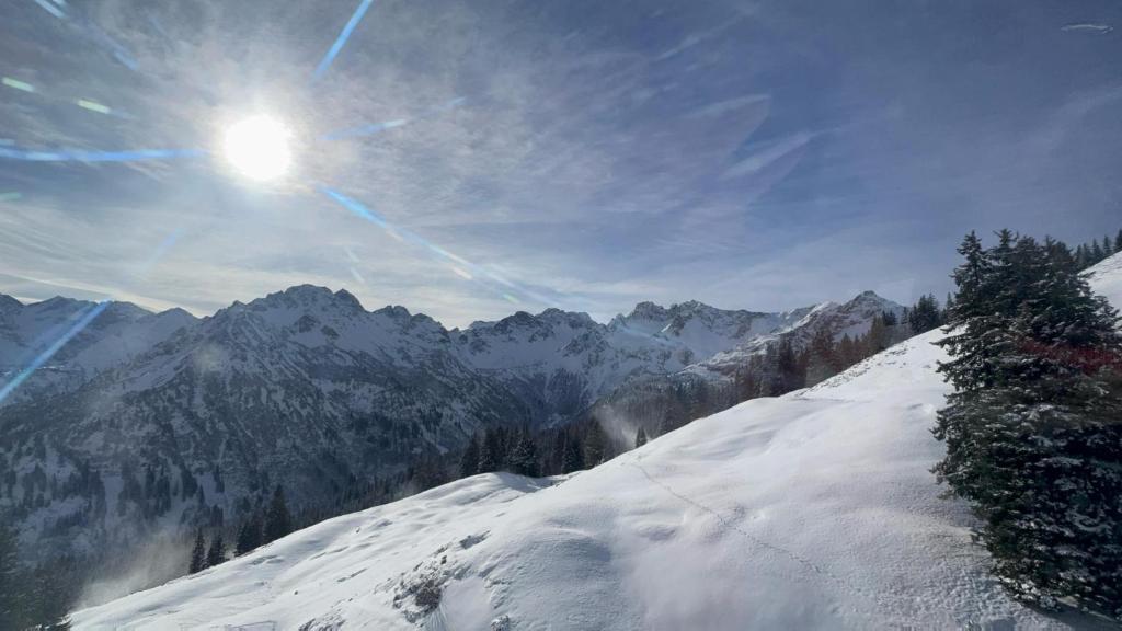 una montagna innevata dal sole nel cielo di Berg Fux - Ferienwohnung Billy der Hirsch a Sonthofen
