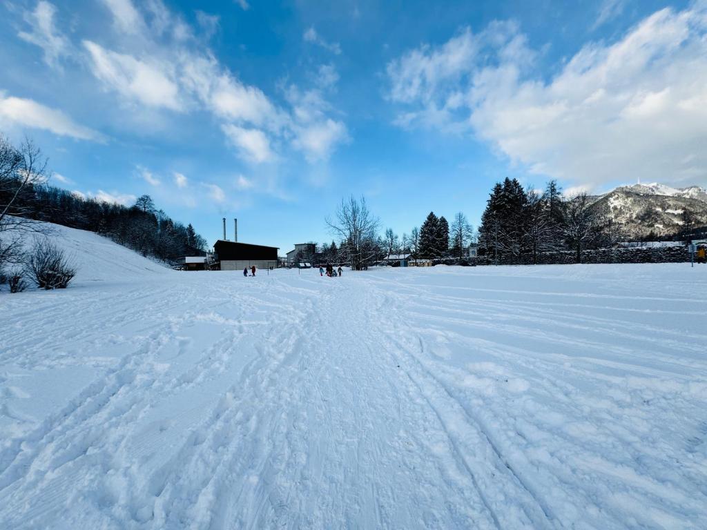 Un gruppo di persone che camminano nella neve di Berg Fux - Ferienwohnung Alfred der Büffel a Sonthofen