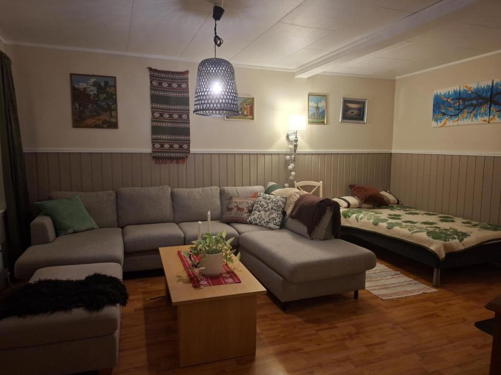 een woonkamer met een bank en een tafel bij Apartement with free sauna and northern light in Narvik