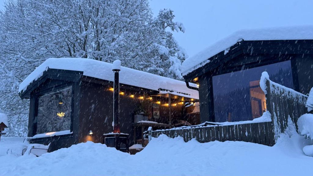 een gebouw bedekt met sneeuw met lichten erop bij Ådalsvollen retreat in Verdal
