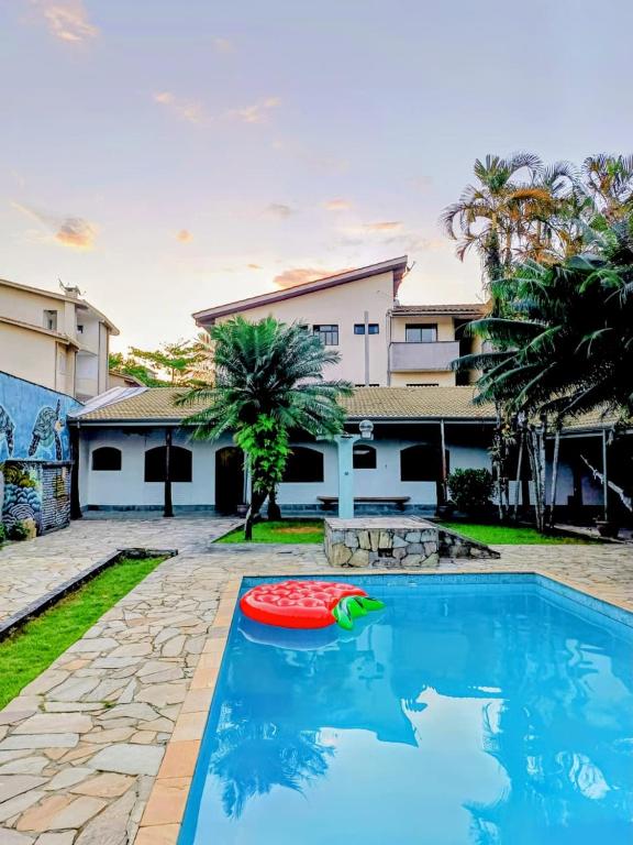 a pool with a toy in front of a house at Casa Itaguá in Ubatuba