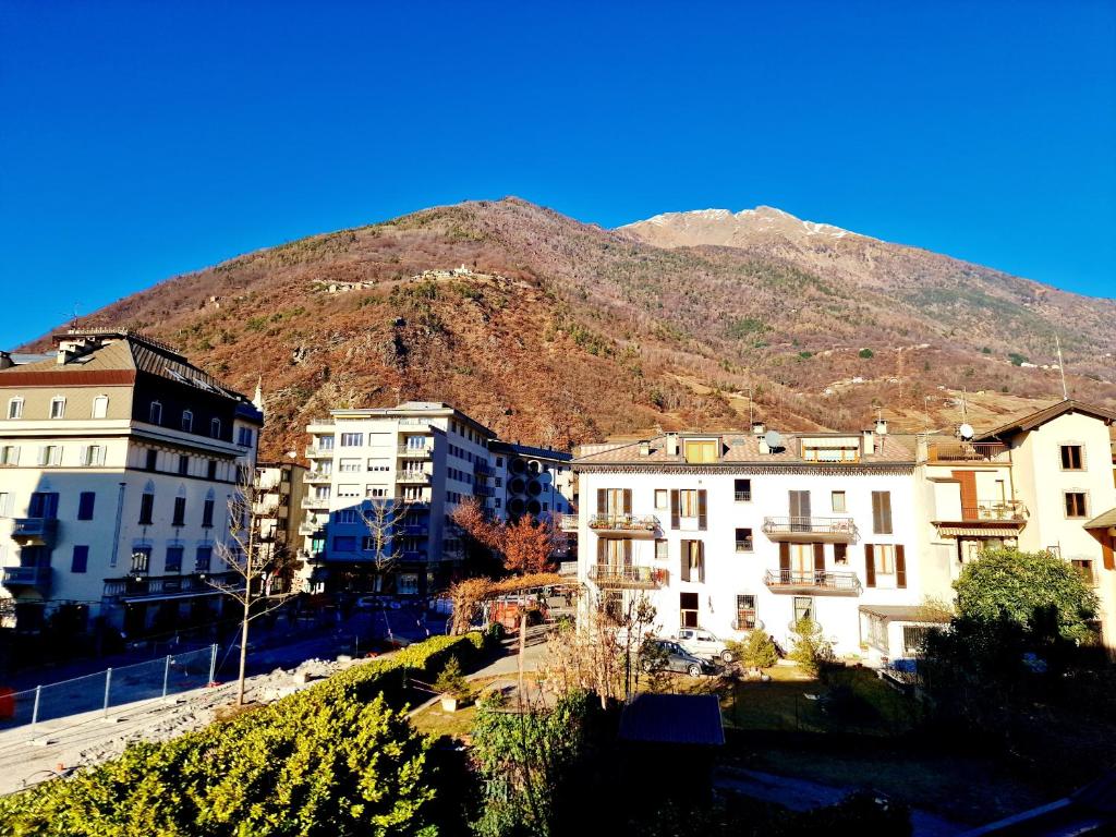 Bernina Station Suite - 30 Steps to the Red Train - 16