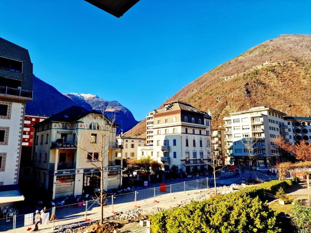 Bernina Station Suite - 30 Steps to the Red Train - 14