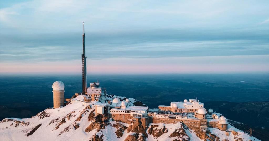 un castello in cima a una montagna nella neve di La Maison aux pieds des Pyrénées - Piscine d'exception de 25m a Espoey