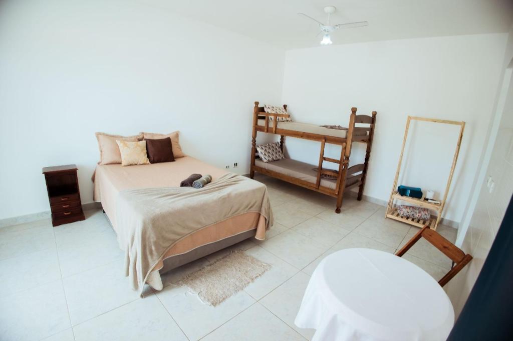 Giường trong phòng chung tại Aurora Peruíbe Hotel