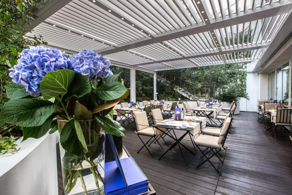 A restaurant or other place to eat at Magna Pars l'Hotel à Parfum, Small Luxury Hotels of the World