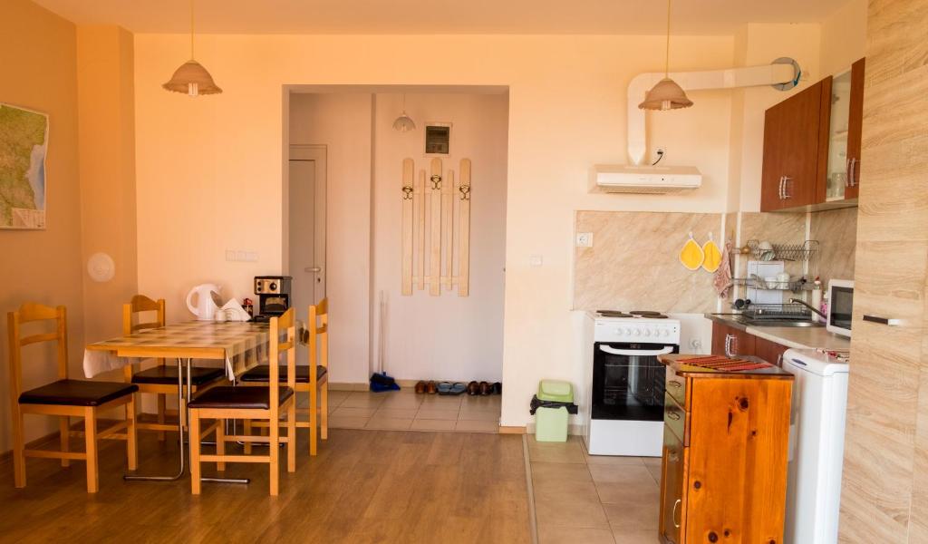 Kuchyň nebo kuchyňský kout v ubytování DDenko Apartment