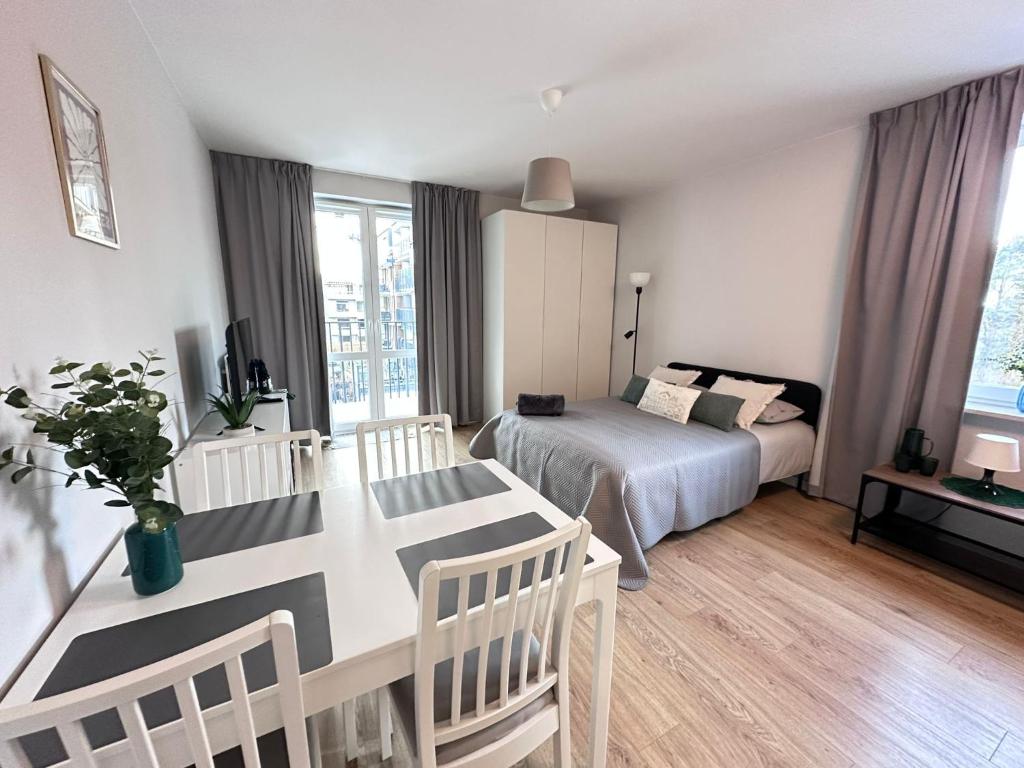 una camera da letto con un letto e un tavolo con una sala da pranzo di Kopalniana Street a Varsavia