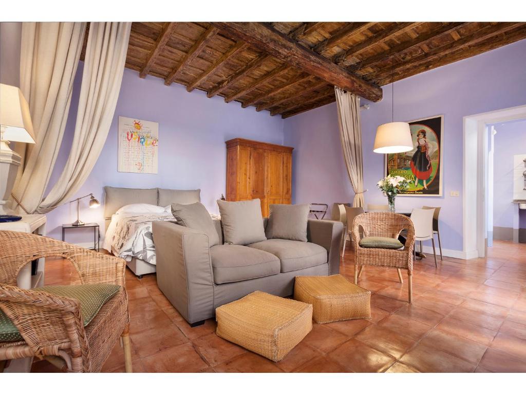 - un salon avec un canapé et un lit dans l'établissement Apartment Via Farina, à Rome