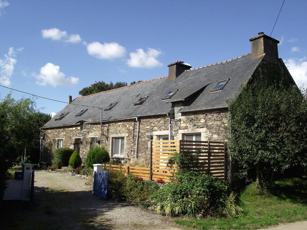 een oud stenen huis met een grijs dak bij Ty Kena in Saint-Gilles-du-Vieux-Marché